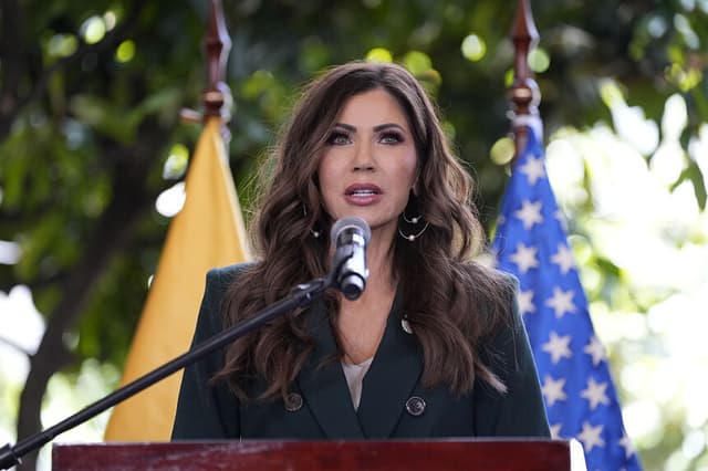 La secretaria de Seguridad Nacional de EE. UU., Kristi Noem, en el Palacio Presidencial ecuatoriano el 31 de julio de 2025 en Quito, Ecuador. (Alex Brandon-Pool/Getty Images)