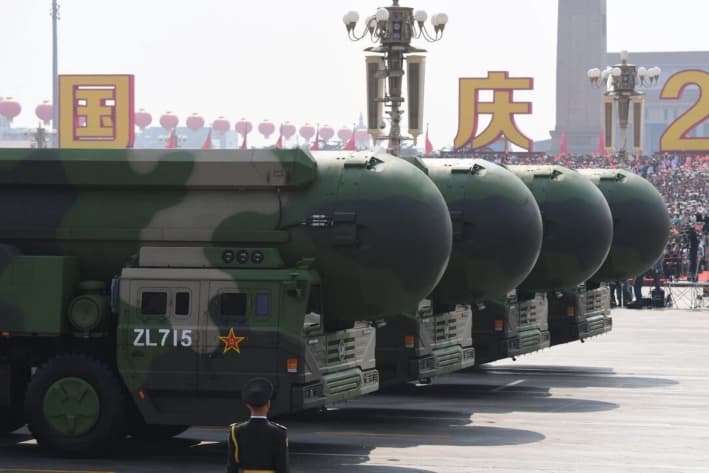 Los misiles balísticos intercontinentales DF-41 con capacidad nuclear de China se ven durante un desfile militar en la Plaza de Tiananmén, en Beijing, el 1 de octubre de 2019. (Greg Baker/AFP vía Getty Images)