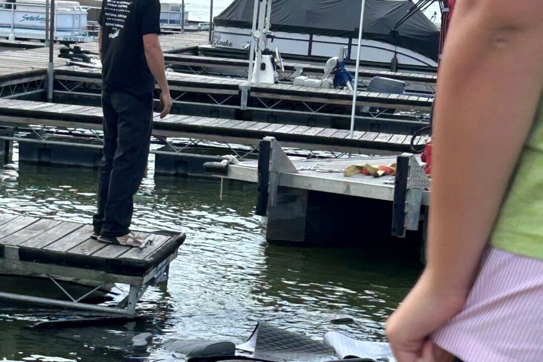 La gente se congrega en el lugar donde, según los investigadores, Ruth Miller, de 40 años, de Millersburg (Ohio), condujo un carrito de golf hasta el lago Atwood (Ohio) el 23 de agosto de 2025, después de que presuntamente matara a su hijo de 4 años arrojándolo al lago. (Oficina del sheriff del condado de Tuscarawas (Ohio), vía AP)
