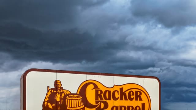 Un cartel de Cracker Barrel con el antiguo logotipo en el exterior de uno de sus restaurantes en Florida City, Florida, el 27 de agosto de 2025. (Joe Raedle/Getty Images)