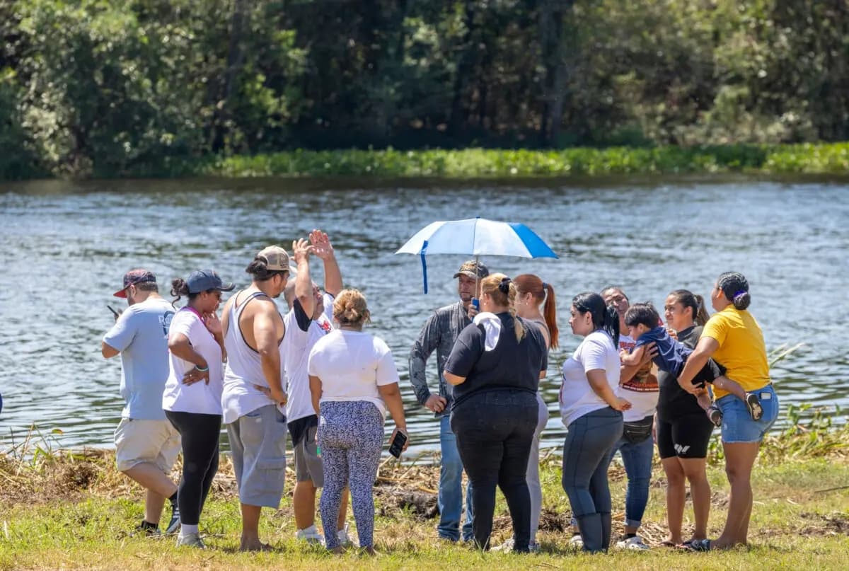Amigos, vecinos y voluntarios se reúnen cerca del lugar donde Bryan Vásquez, de 12 años, fue encontrado muerto en un canal, en el este de Nueva Orleans, el 26 de agosto de 2025. (Chris Granger/The Times-Picayune/The New Orleans Advocate vía AP)