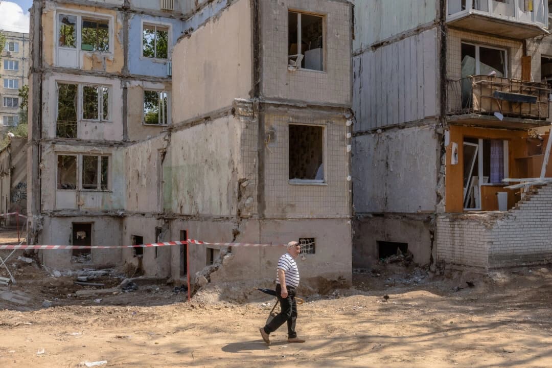 Un hombre pasa junto a un edificio residencial de nueve plantas destruido tras un reciente ataque con misiles rusos en Kiev, en medio de la invasión rusa de Ucrania, el 5 de agosto de 2025. (Foto de ROMAN PILIPEY/AFP a través de Getty Images)