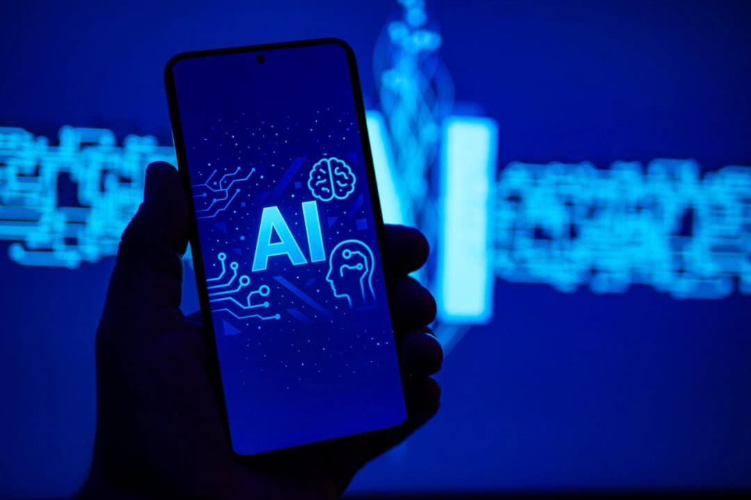 En esta ilustración fotográfica, la pantalla de un teléfono muestra el logotipo de una IA. (Oleksii Pydsosonnii/The Epoch Times)