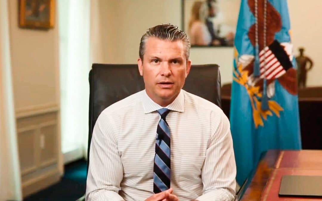El secretario de Defensa, Pete Hegseth, ofrece una actualización sobre el empleo de ciudadanos chinos por parte de Microsoft para escribir código en los sistemas de la nube del Pentágono el 27 de agosto de 2025. (@SecDef vía X/Captura de pantalla vía The Epoch Times)