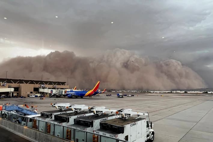 Una imponente nube de polvo en el Aeropuerto Internacional Phoenix Sky Harbor, el 25 de agosto de 2025. (Ciudad de Phoenix vía AP)