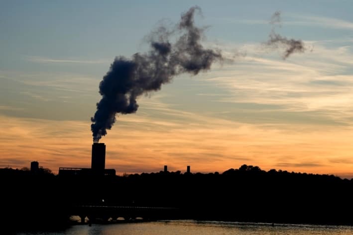 La central eléctrica de carbón Marshall Steam Station opera cerca de Mooresville, Carolina del Norte, el 3 de marzo de 2024. (Chris Carlson/AP Photo)