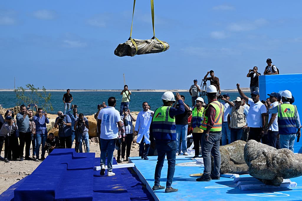 Una grúa saca un artefacto de las aguas de la bahía de Abu Qir, en Alejandría, el 21 de agosto de 2025, como parte de un evento organizado por el Ministerio de Turismo y Antigüedades para recuperar antigüedades hundidas. (KHALED DESOUKI/AFP vía Getty Images)