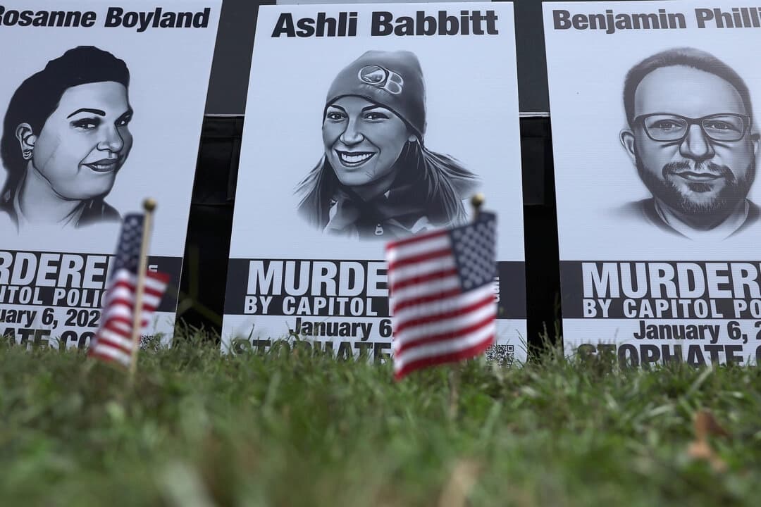 Fotografías de Rosanne Boyland, Ashli Babbitt y Benjamin Philips, tres de los cuatro seguidores de Trump que fallecieron el 6 de enero de 2021 durante una manifestación cerca del Capitolio de los Estados Unidos, el 24 de septiembre de 2022. (Alex Wong/Getty Images).