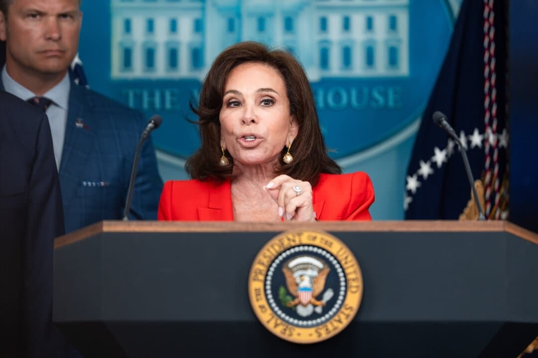 La fiscal del Distrito de Columbia, Jeanine Pirro, habla durante una rueda de prensa en la Casa Blanca, en Washington, el 11 de agosto de 2025. (Madalina Kilroy/The Epoch Times)
