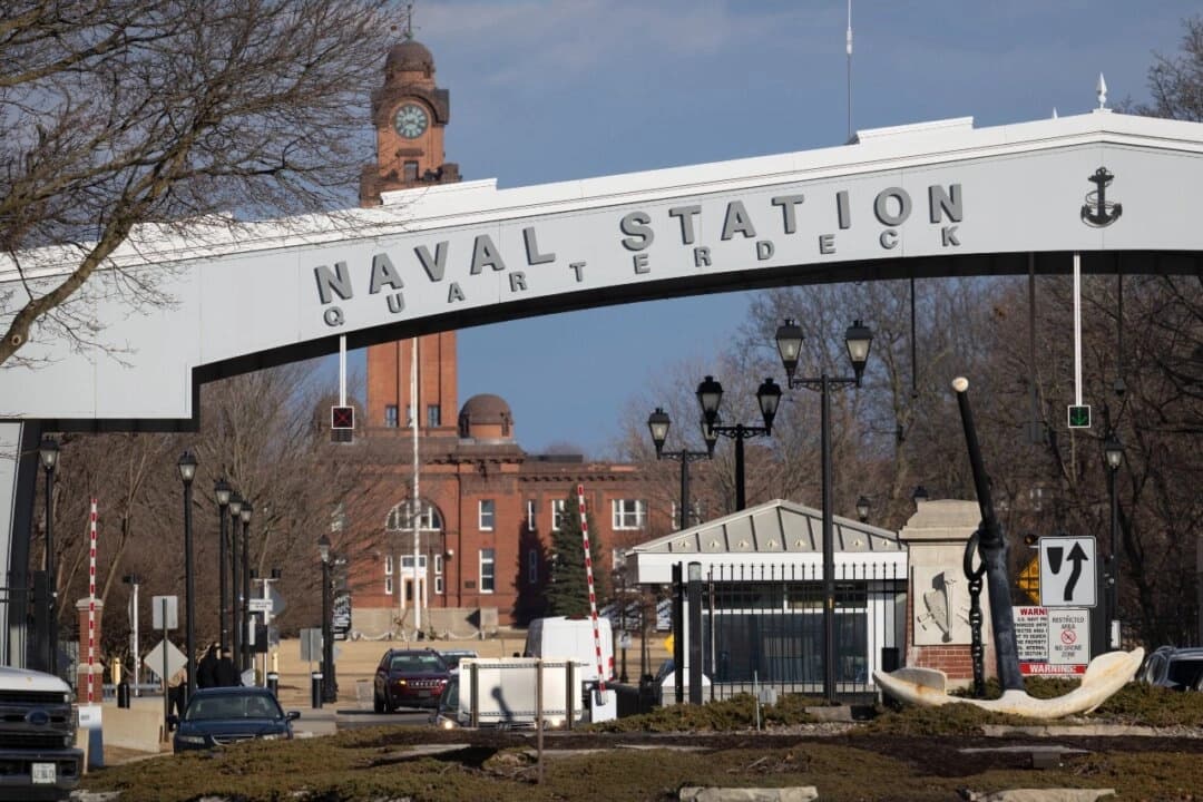 Un letrero marca la puerta principal de la Estación Naval Great Lakes en Great Lakes, Illinois, el 27 de febrero de 2025. (Scott Olson/Getty Images)