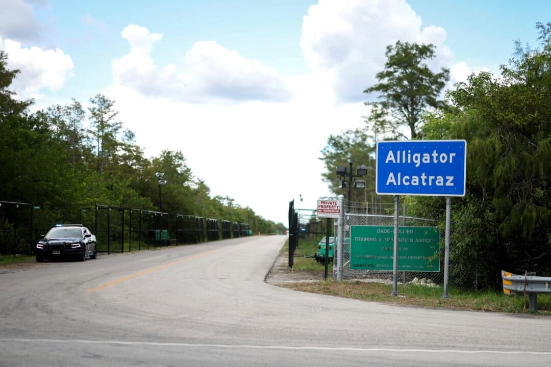 La entrada al centro de detención de inmigrantes gestionado por el estado, conocido como Alligator Alcatraz, situado en el Aeropuerto de Entrenamiento y Transición Dade-Collier, en los Everglades de Florida, en Ochopee, Florida, el 3 de agosto de 2025. (Joe Raedle/Getty Images)
