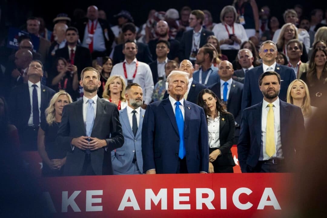 (De izquierda a derecha) Eric Trump, el entonces expresidente Donald J. Trump y su entonces compañero de fórmula, el senador J.D. Vance (R-Ohio), llegan a la Convención Nacional Republicana en Milwaukee el 16 de julio de 2024. (Madalina Vasiliu/The Epoch Times)