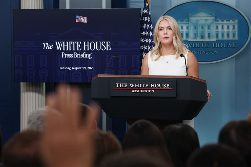 La secretaria de prensa de la Casa Blanca, Karoline Leavitt, habla durante la rueda de prensa diaria en la sala Brady Press Briefing Room de la Casa Blanca el 19 de agosto de 2025 en Washington, D.C.  (Anna Moneymaker/Getty Images)