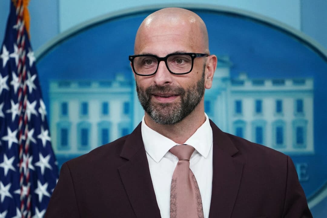 El Dr. Demetre Daskalakis, funcionario de los Centros para el Control y la Prevención de Enfermedades, habla con los periodistas en la Casa Blanca en Washington el 7 de septiembre de 2022. (Mandel Ngan/AFP a través de Getty Images)
