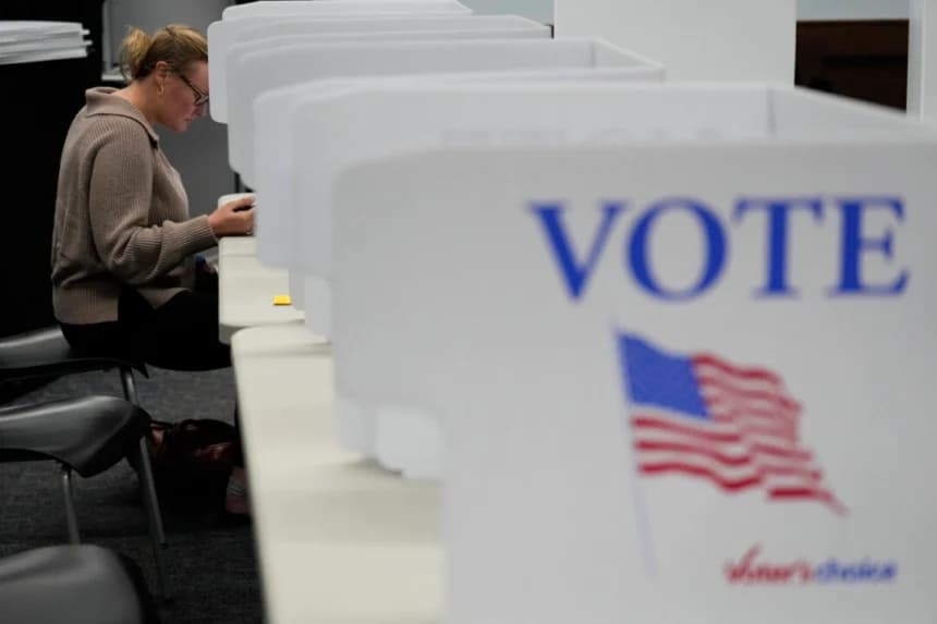 Una votante emite su papeleta el día de las elecciones en Canton, Carolina del Norte, el 5 de noviembre de 2024.
(George Walker IV/AP Photo)