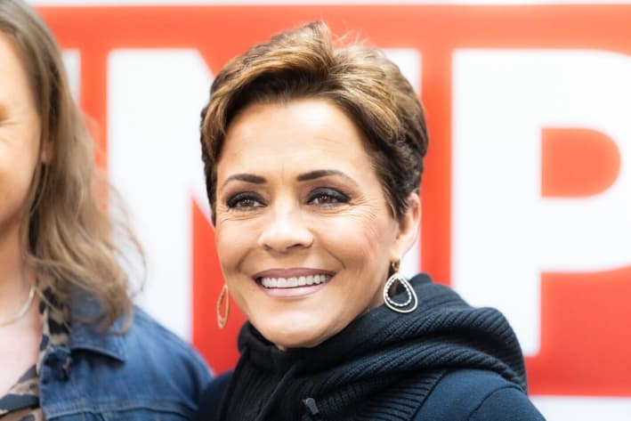 Kari Lake pierde demanda por destituir a miembro de la junta directiva de la Voz de América