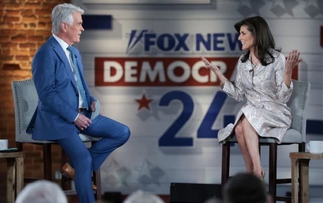 El moderador de Fox News, John Roberts, habla con la exembajadora ante la ONU, Nikki Haley, en una asamblea pública para candidatos presidenciales en Columbia, Carolina del Sur, el 18 de febrero de 2024. (Win McNamee/Getty Images)