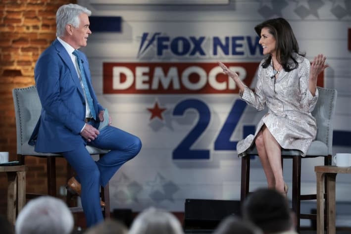 El moderador de Fox News, John Roberts, habla con la exembajadora ante la ONU, Nikki Haley, en una asamblea pública para candidatos presidenciales en Columbia, Carolina del Sur, el 18 de febrero de 2024. (Win McNamee/Getty Images)