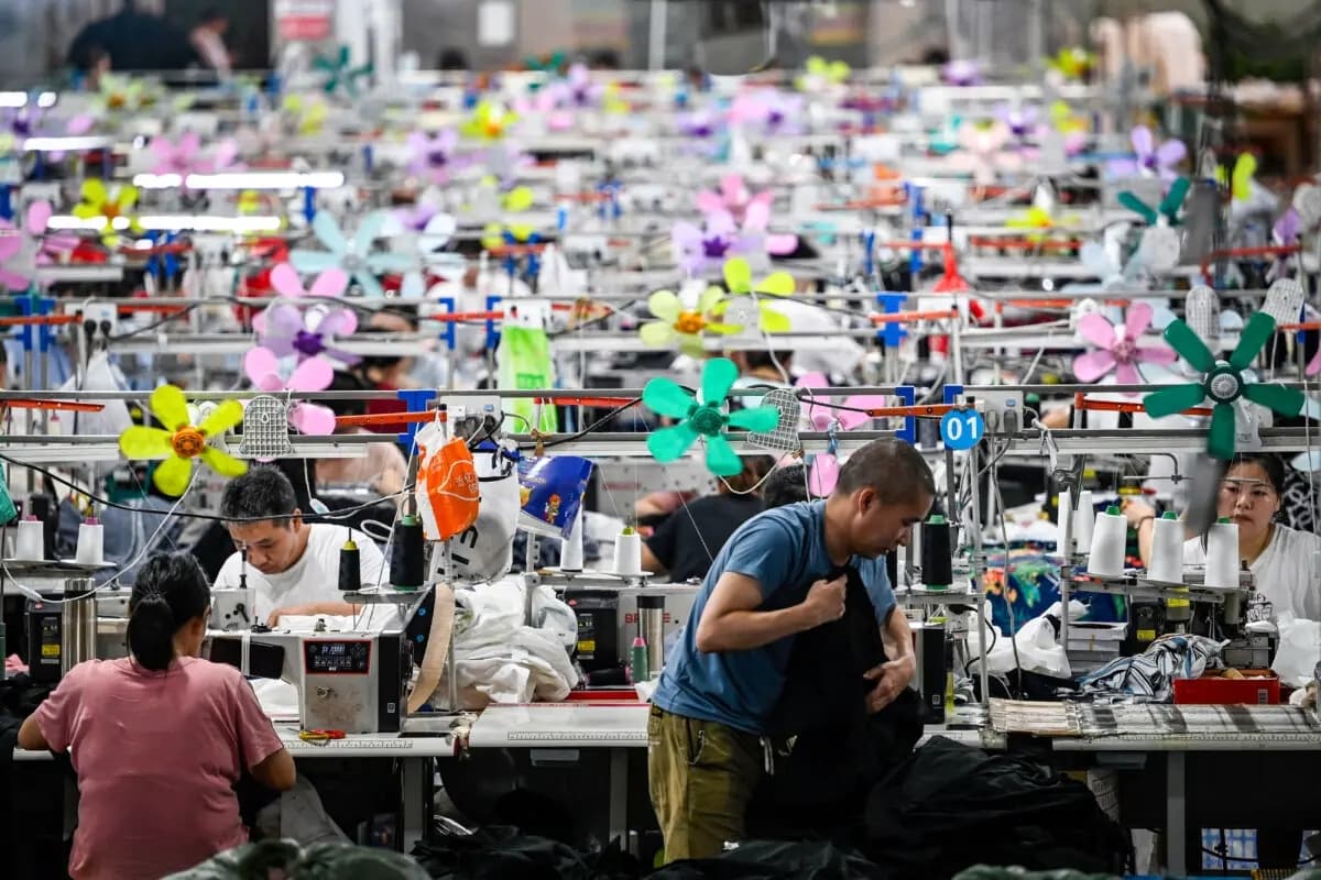 Trabajadores producen prendas en una fábrica textil que suministra ropa a la empresa de comercio electrónico de moda rápida Shein en Guangzhou, en la provincia de Guangdong, al sur de China, el 11 de junio de 2024. (Jade Gao/AFP a través de Getty Images)
