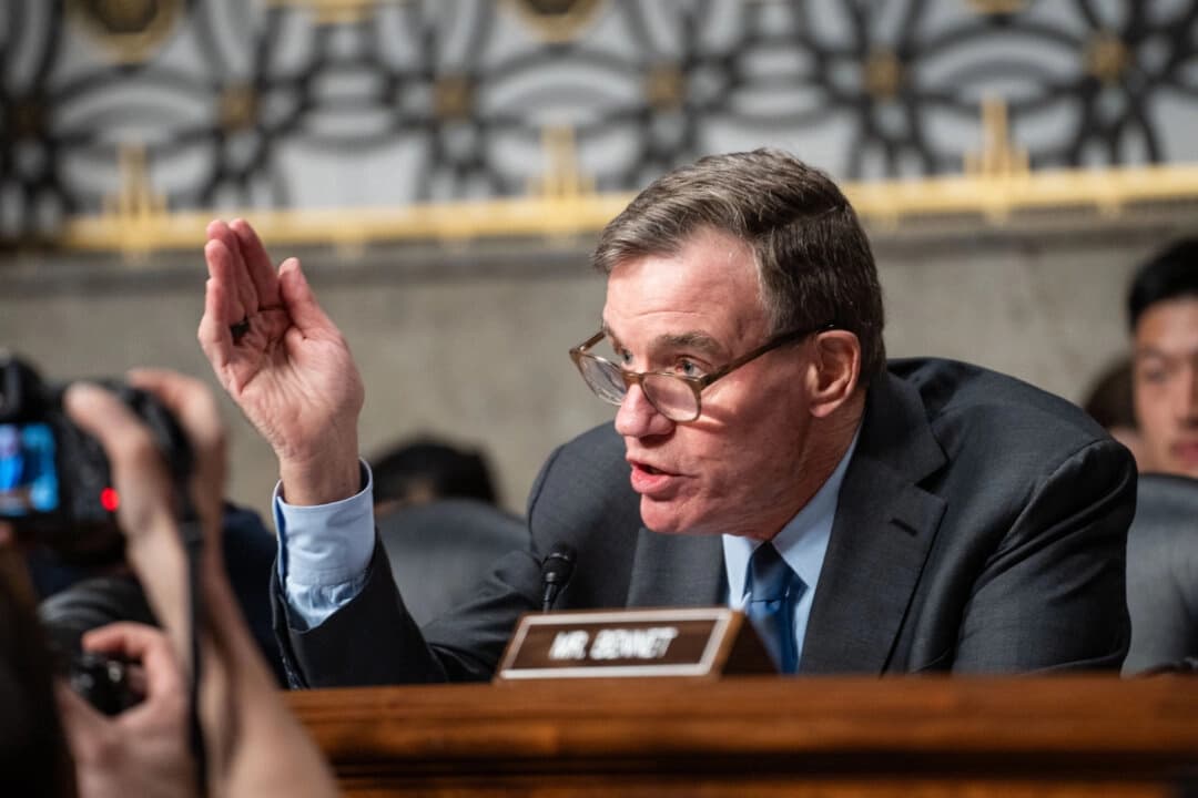 El senador Mark Warner (D-Va.) habla durante una audiencia con el candidato a secretario de Salud y Servicios Humanos, Robert F. Kennedy, Jr., en el Capitolio de Washington el 29 de enero de 2025. (Madalina Vasiliu/The Epoch Times)
