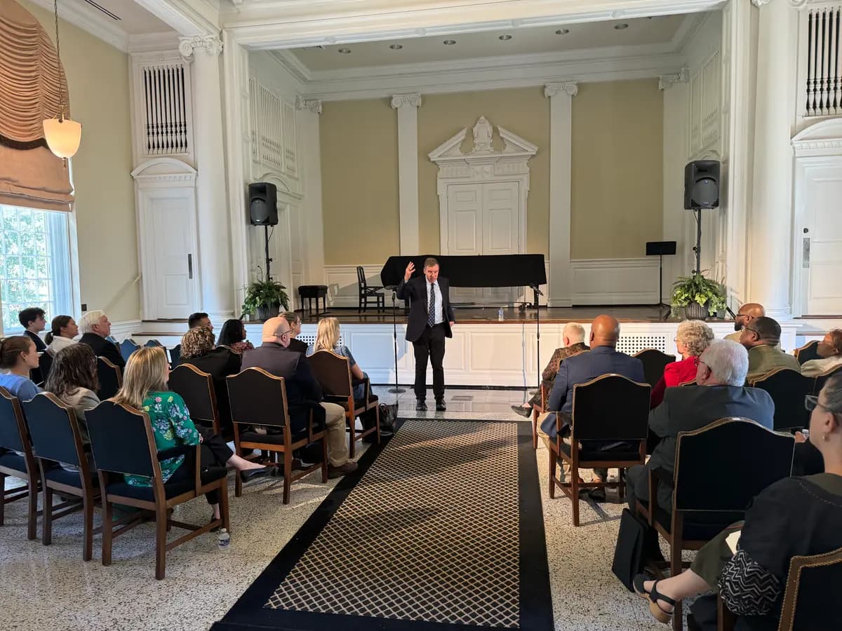 El senador estadounidense Mark Warner (D-Va.) habla con líderes educativos en Randolph College en Lynchburg, Virginia, el 27 de agosto de 2025. (Arjun Singh/The Epoch Times)