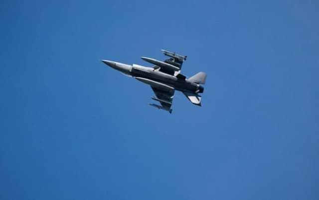 Un F-16 vuela en el Air Dot Show Tour en el Aeropuerto del Condado de Orange, en Montgomery, Nueva York, el 23 de agosto de 2025. (Larry Dye/The Epoch Times)