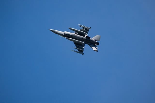Un F-16 vuela en el Air Dot Show Tour en el Aeropuerto del Condado de Orange, en Montgomery, Nueva York, el 23 de agosto de 2025. (Larry Dye/The Epoch Times)