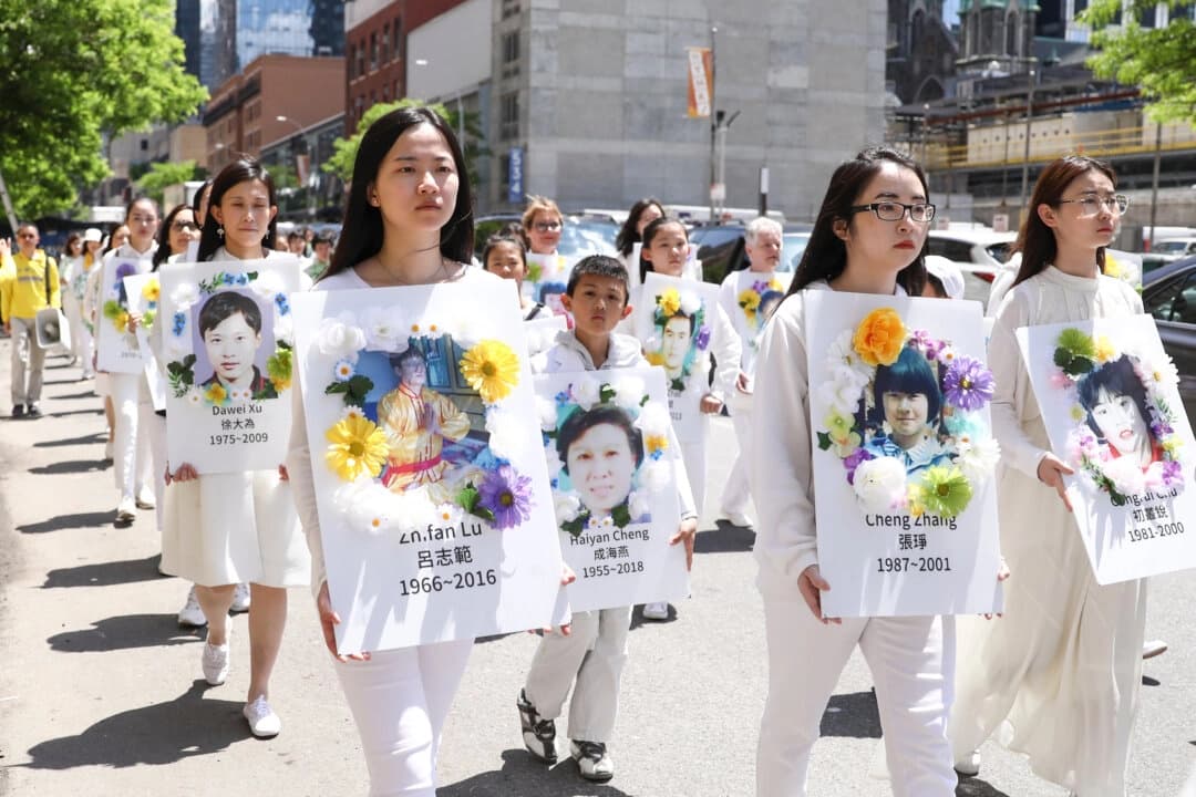 Practicantes de Falun Dafa llevan pancartas con imágenes de víctimas que murieron a causa de la persecución en China, durante el desfile del Día Mundial de Falun Dafa en la ciudad de Nueva York el 16 de mayo de 2019. (Samira Bouaou/The Epoch Times).