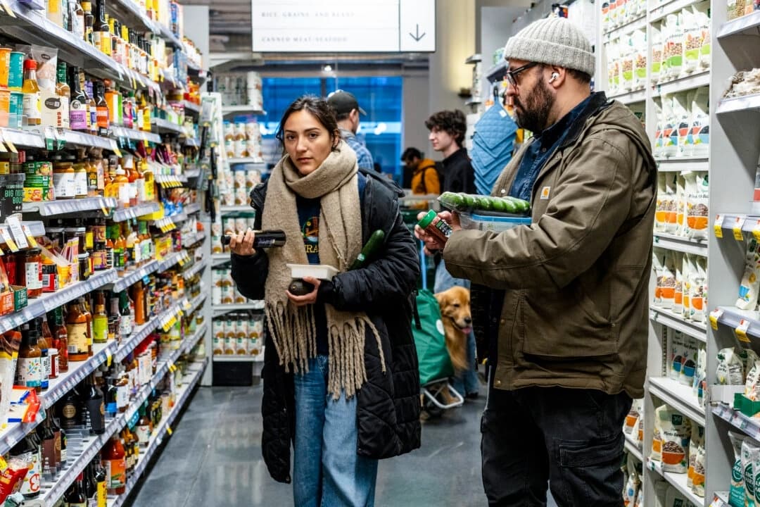 La gente compra en una tienda de comestibles en la ciudad de Nueva York el 12 de marzo de 2025. (Samira Bouaou/The Epoch Times)
