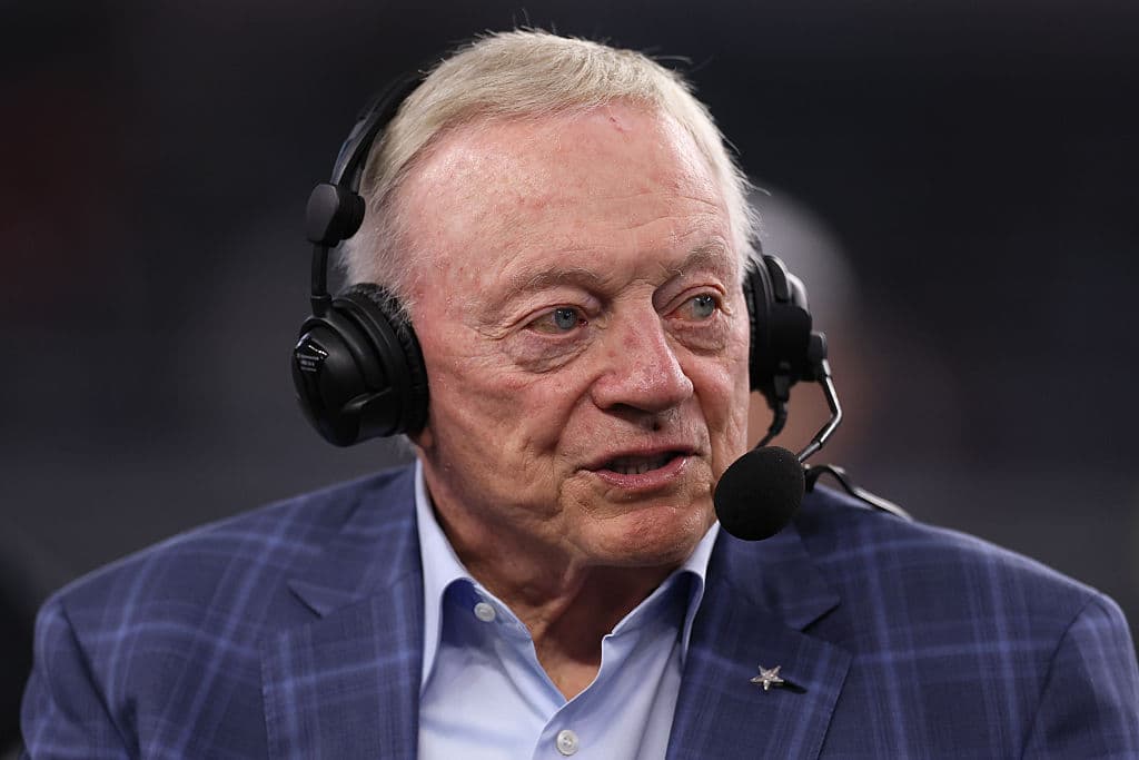 Jerry Jones, propietario de los Dallas Cowboys, en una entrevista previa al partido de pretemporada de la NFL 2025 contra los Baltimore Ravens en el estadio AT&T el 16 de agosto de 2025 en Arlington, Texas. (Foto de Sam Hodde/Getty Images))