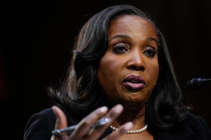 Lisa Cook testifica durante una audiencia de nominaciones al Comité Bancario del Senado, en Washington, el 21 de junio de 2023. (Drew Angerer/Getty Images)