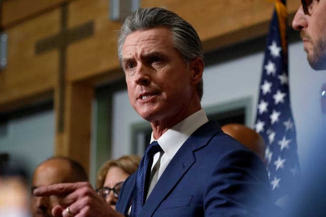 El gobernador de California, Gavin Newsom, habla durante una conferencia de prensa para lanzar la campaña "Sí a la Proposición 50" en la sede del Partido Demócrata de California en Sacramento, California, el 21 de agosto de 2025. (Justin Sullivan/Getty Images)