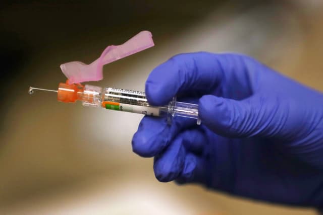 Una enfermera practicante sostiene la vacuna en una farmacia CVS de Florida, en esta fotografía de archivo. (Joe Raedle/Getty Images)
