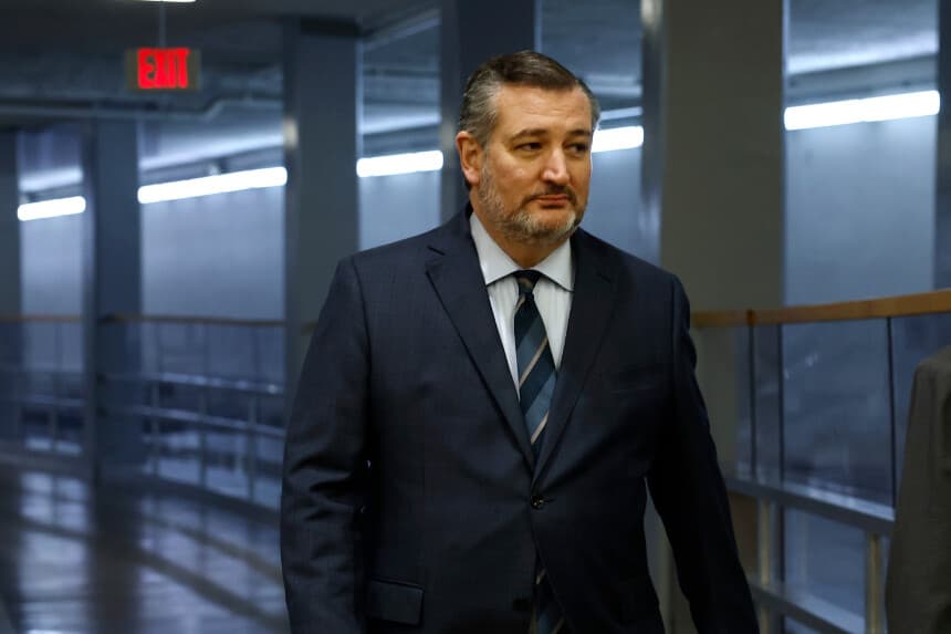 El senador Ted Cruz (R-TX) camina por el metro del Senado en el Capitolio de los Estados Unidos el 22 de marzo de 2024 en Washington, D.C. (Anna Moneymaker/Getty Images)