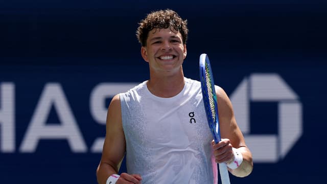 Ben Shelton, de Estados Unidos, reacciona ante Ignacio Buse, de Perú, durante su partido de primera ronda del torneo individual masculino en la primera jornada del Abierto de Estados Unidos 2025, celebrado en el Centro Nacional de Tenis Billie Jean King de la USTA el 24 de agosto de 2025 en el barrio de Flushing, en el distrito de Queens de la ciudad de Nueva York. (Foto de Al Bello/Getty Images)