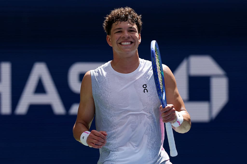 Ben Shelton, de Estados Unidos, reacciona ante Ignacio Buse, de Perú, durante su partido de primera ronda del torneo individual masculino en la primera jornada del Abierto de Estados Unidos 2025, celebrado en el Centro Nacional de Tenis Billie Jean King de la USTA el 24 de agosto de 2025 en el barrio de Flushing, en el distrito de Queens de la ciudad de Nueva York. (Foto de Al Bello/Getty Images)