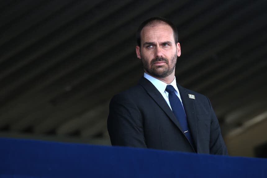 El diputado federal Eduardo Bolsonaro observa durante el 4 de diciembre de 2020 en Pirassununga, Brasil. (Rodrigo Paiva/Getty Images)