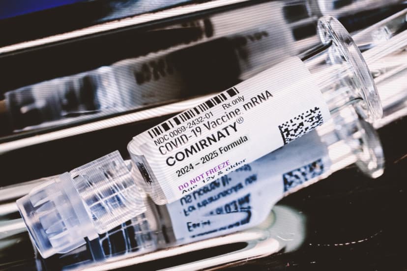 Una bandeja con la vacuna contra la COVID-19 de Pfizer-BioNTech en un centro de salud de Miami el 29 de mayo de 2025. (Joe Raedle/Getty Images)