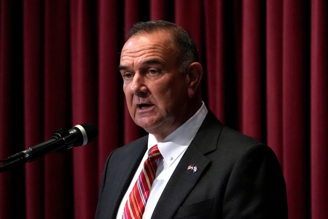 El gobernador de Misuri, Mike Kehoe, pronuncia el discurso sobre la situación del estado en Jefferson City, Misuri, el 28 de enero de 2025. (Jeff Roberson/Foto AP)