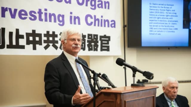 Robert Destro, exsecretario de Estado adjunto para la democracia, los derechos humanos y el trabajo, habla en una sesión informativa sobre la sustracción forzada de órganos por parte del régimen chino, en el edificio de oficinas de Cannon House en Washington el 4 de septiembre de 2024. (Alex Martin/The Epoch Times)
