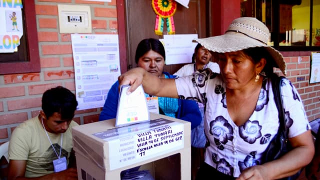 Una mujer emite su voto en un centro de votación durante las elecciones presidenciales en Villa 14 de Septiembre, departamento de Cochabamba, Bolivia, el 17 de agosto de 2025. Los bolivianos acudieron a las urnas el domingo para unas elecciones marcadas por una profunda crisis económica que ha visto a la izquierda desmoronarse y a la derecha aspirar por primera vez en 20 años a llegar al poder (FERNANDO CARTAGENA/AFP vía Getty Images)