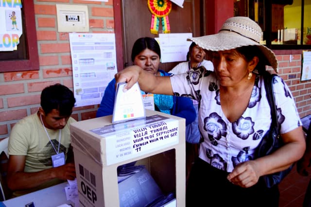 Una mujer emite su voto en un centro de votación durante las elecciones presidenciales en Villa 14 de Septiembre, departamento de Cochabamba, Bolivia, el 17 de agosto de 2025. Los bolivianos acudieron a las urnas el domingo para unas elecciones marcadas por una profunda crisis económica que ha visto a la izquierda desmoronarse y a la derecha aspirar por primera vez en 20 años a llegar al poder (FERNANDO CARTAGENA/AFP vía Getty Images)