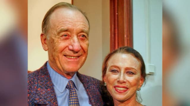 El compositor ruso y soviético Rodion Shchedrin (I), y su esposa, la reconocida bailarina rusa Maya Plisetskaya, posan para una foto en el Archivo Estatal Ruso de Literatura y Arte en Moscú el 8 de noviembre de 2006. (Dmitry Lovetsky/AP)
