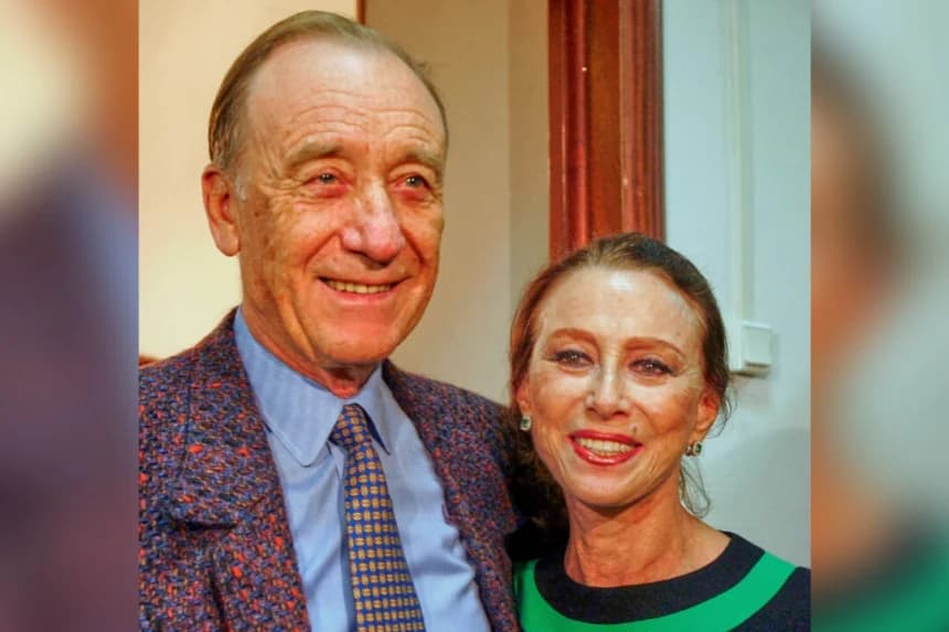 El compositor ruso y soviético Rodion Shchedrin (I), y su esposa, la reconocida bailarina rusa Maya Plisetskaya, posan para una foto en el Archivo Estatal Ruso de Literatura y Arte en Moscú el 8 de noviembre de 2006. (Dmitry Lovetsky/AP)