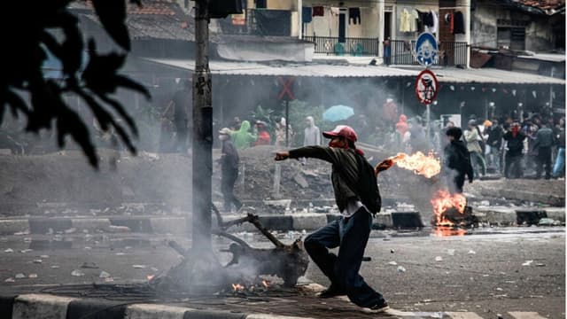 Jóvenes se enfrentan a la policía durante una protesta cerca del edificio del Parlamento en Yakarta el 28 de agosto de 2025. Foto de ADITYA IRAWAN/AFP vía Getty Images