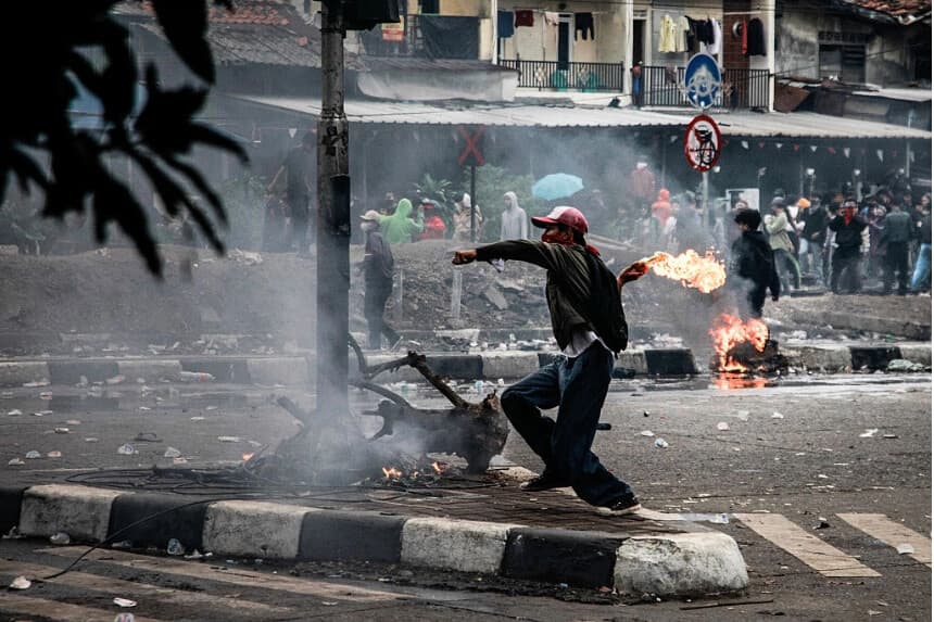 Jóvenes se enfrentan a la policía durante una protesta cerca del edificio del Parlamento en Yakarta el 28 de agosto de 2025. Foto de ADITYA IRAWAN/AFP vía Getty Images