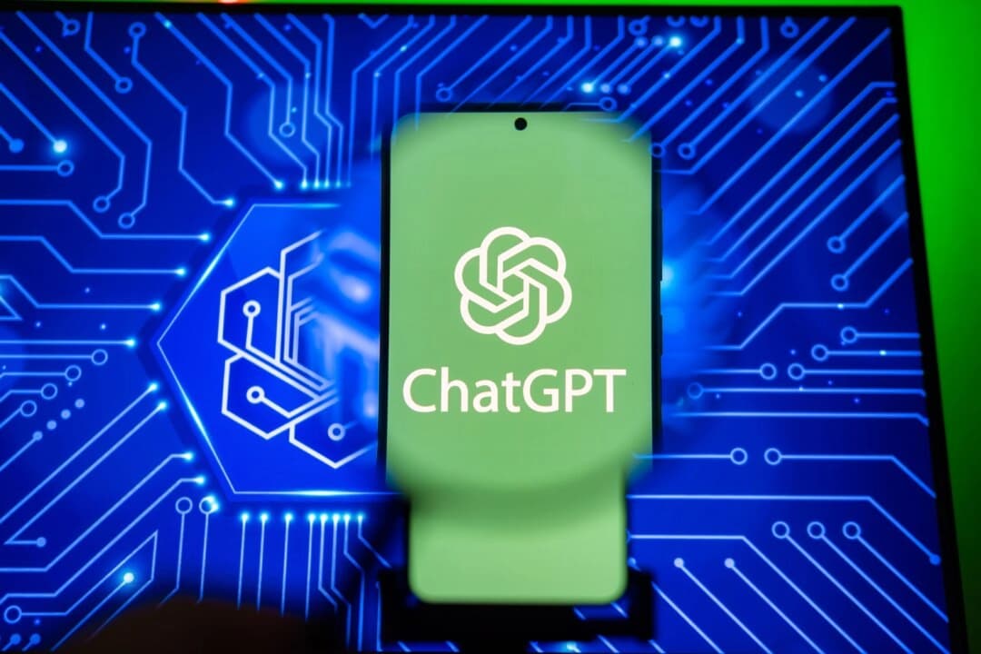 Un teléfono con la aplicación ChatGPT, en esta foto de archivo, el 1 de abril de 2025. (Oleksii Pydsosonnii/The Epoch Times)