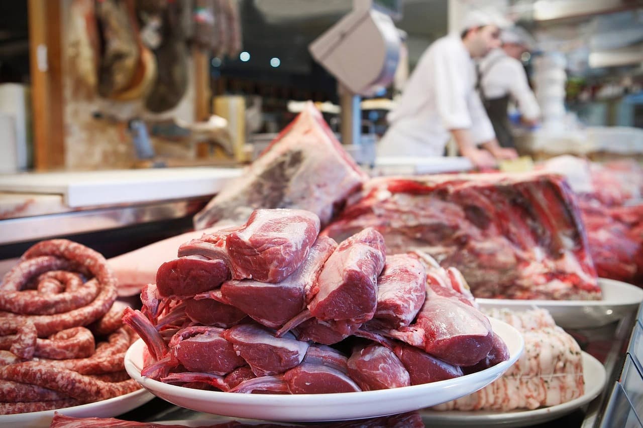 Carne fresca en un supermercado.  (FERMO SERGIO en Pixabay)