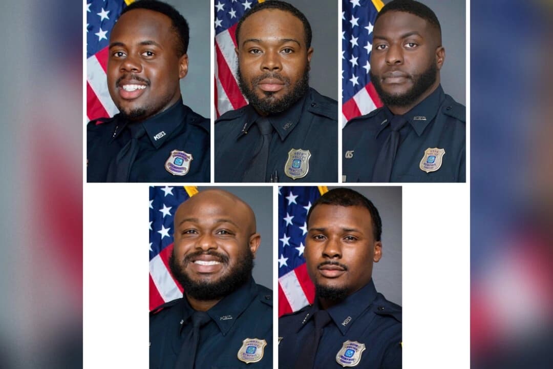 Esta combinación de imágenes proporcionadas por el Departamento de Policía de Memphis muestra (arriba, de izquierda a derecha) a los agentes Tadarrius Bean, Demetrius Haley y Emmitt Martin III, y (abajo, de izquierda a derecha) a Desmond Mills Jr. y Justin Smith. (Departamento de Policía de Memphis a través de AP)