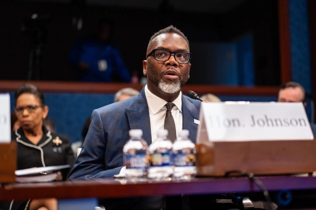El alcalde de Chicago, Brandon Johnson, testifica ante el Comité de Supervisión y Reforma Gubernamental en el Capitolio, Washington, el 5 de marzo de 2025. (Madalina Vasiliu/The Epoch Times)
